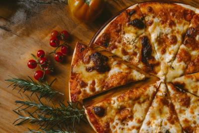 a picture of a delicious cheese pizza 