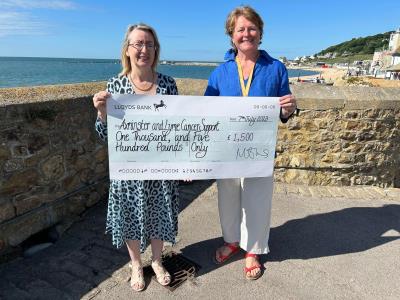 Former mayor presents £3,000 to two local charities